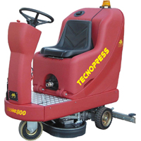 Lavapavimenti a batteria con uomo a bordo