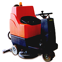 Lavapavimenti a batteria con uomo a bordo